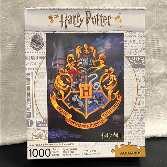 Harry Potter Puzzle Hogwarts Logo Crest  (1000 Piece Jigsaw Puzzle) - Picture 1 of 5
